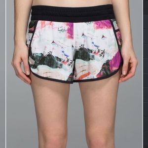 EUC Lululemon Tracker Short III Pigment Wave Size 8